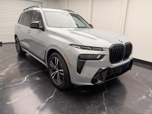 Gray Metallic 2023 BMW X7 xDrive40i