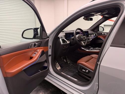 Gray Metallic 2023 BMW X7 xDrive40i