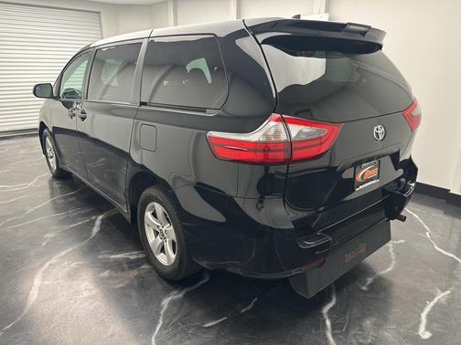 2020 Toyota Sienna SE