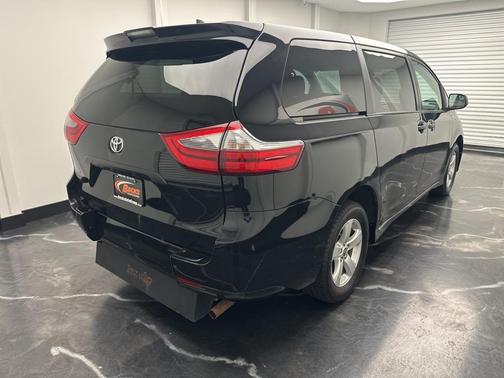 2020 Toyota Sienna SE