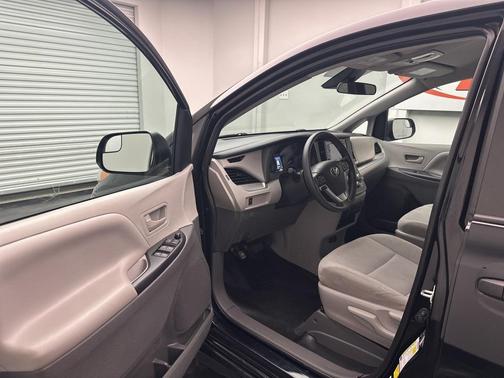 2020 Toyota Sienna SE