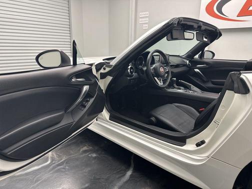 Bianco Gelato White 2017 FIAT 124 Spider Base