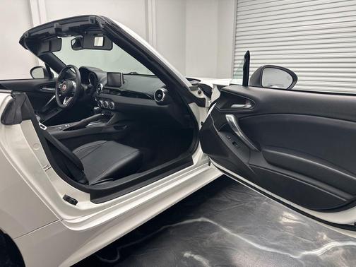 Bianco Gelato White 2017 FIAT 124 Spider Base