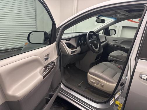 2016 Toyota Sienna XLE