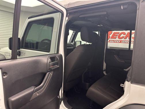 Bright White Clearcoat 2016 Jeep Wrangler Unlimited Sport