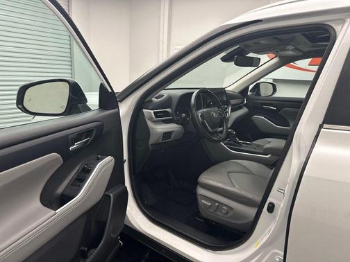 Pearl 2024 Toyota Highlander Hybrid XLE