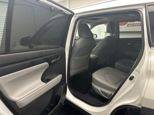 Pearl 2024 Toyota Highlander Hybrid XLE