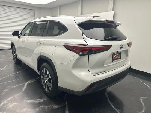 Pearl 2024 Toyota Highlander Hybrid XLE