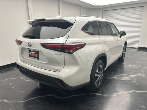 Pearl 2024 Toyota Highlander Hybrid XLE
