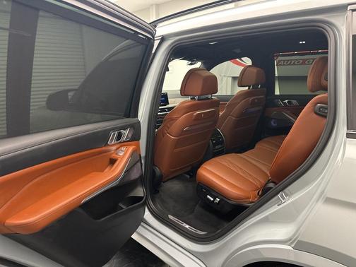 2023 BMW X7 M60i