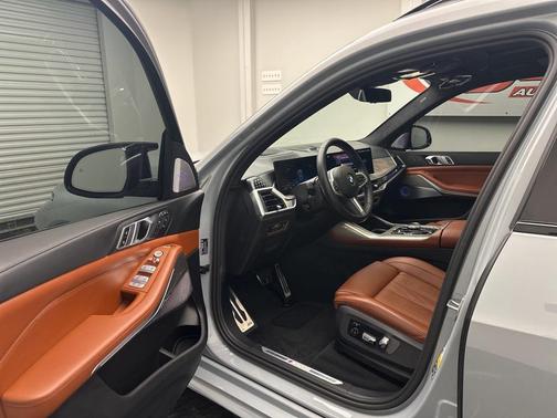 2023 BMW X7 M60i