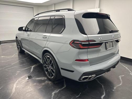 2023 BMW X7 M60i