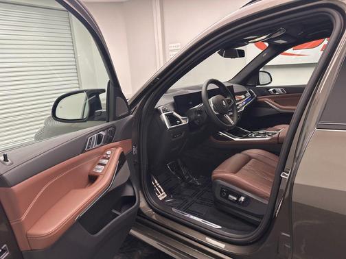 Green Metallic 2025 BMW X7 M60i