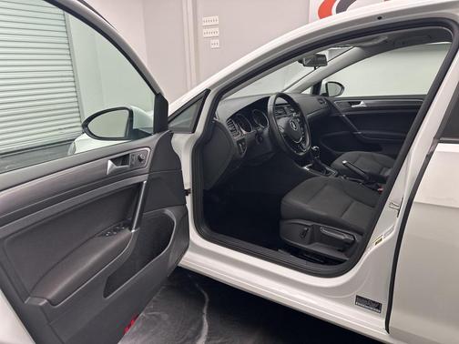 2018 Volkswagen Golf TSI S