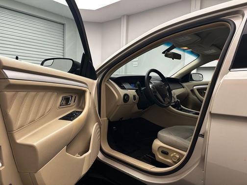 White Gold Metallic 2017 Ford Taurus SE
