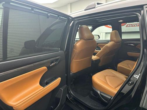 Midnight Black Metallic 2025 Toyota Highlander Hybrid Platinum