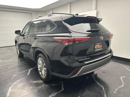 Midnight Black Metallic 2025 Toyota Highlander Hybrid Platinum