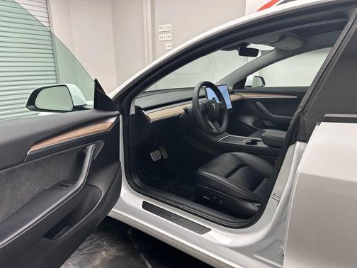 Pearl White Multi-Coat 2021 Tesla Model 3 Performance