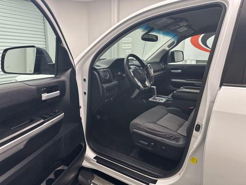 Super White 2016 Toyota Tundra SR5