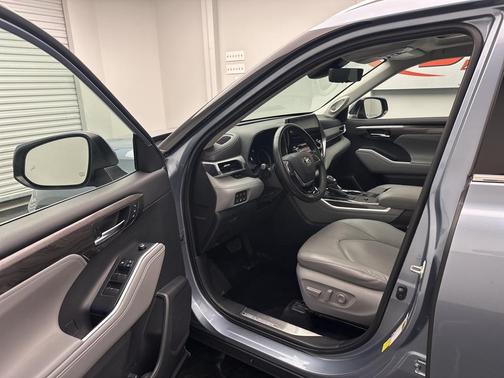 2020 Toyota Highlander Hybrid Platinum