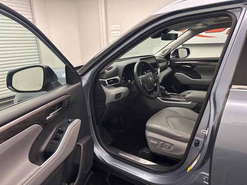 2020 Toyota Highlander Hybrid Platinum