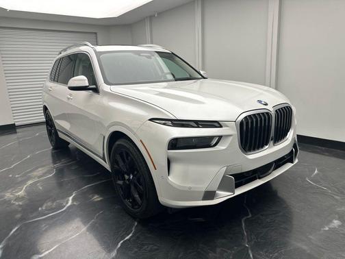 Mineral White Metallic 2023 BMW X7 xDrive40i