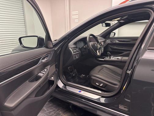 Singapore Gray Metallic 2019 BMW 740 xDrive