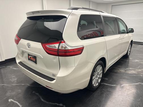 2017 Toyota Sienna XLE