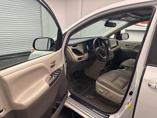 2017 Toyota Sienna XLE