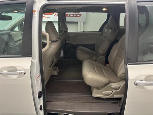 2017 Toyota Sienna XLE