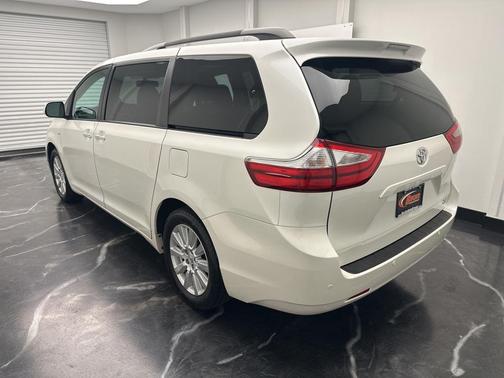 2017 Toyota Sienna XLE
