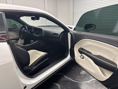 White Knuckle Clearcoat 2018 Dodge Challenger GT