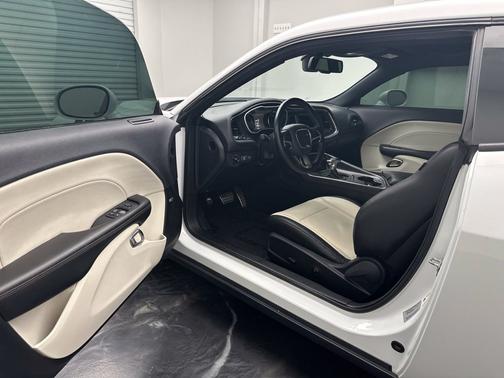 White Knuckle Clearcoat 2018 Dodge Challenger GT