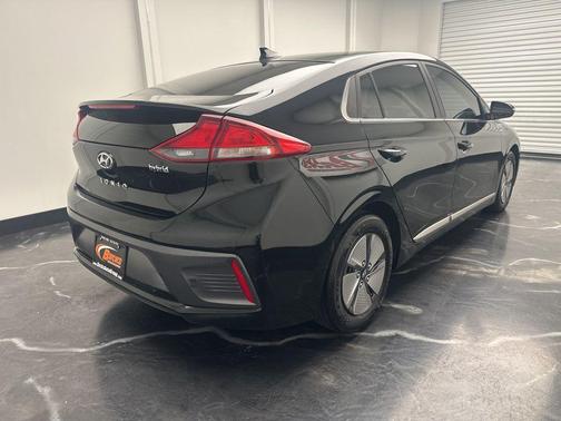 2022 Hyundai IONIQ Hybrid SE