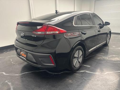 2022 Hyundai IONIQ Hybrid SE