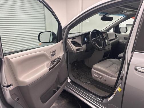 2016 Toyota Sienna XLE