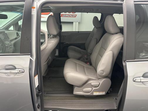 2016 Toyota Sienna XLE