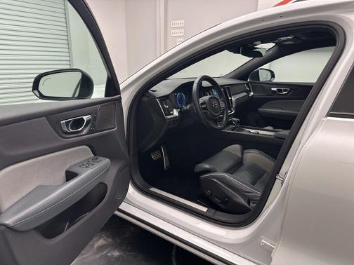 Crystal White Pearl Metallic 2020 Volvo S60 T6 R-Design