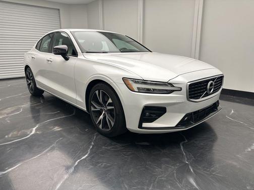 Crystal White Pearl Metallic 2020 Volvo S60 T6 R-Design