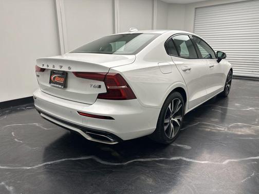 Crystal White Pearl Metallic 2020 Volvo S60 T6 R-Design