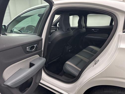 Crystal White Pearl Metallic 2020 Volvo S60 T6 R-Design
