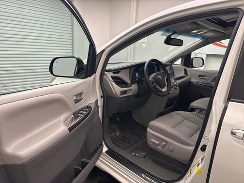 2016 Toyota Sienna XLE Premium