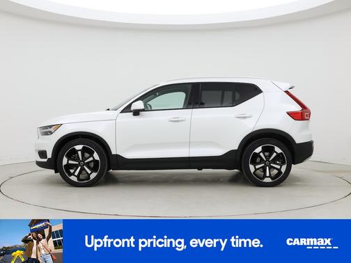 White 2021 Volvo XC40 T5 Momentum