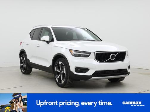 White 2021 Volvo XC40 T5 Momentum