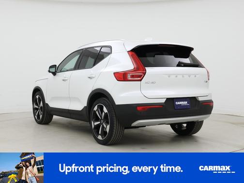 White 2021 Volvo XC40 T5 Momentum