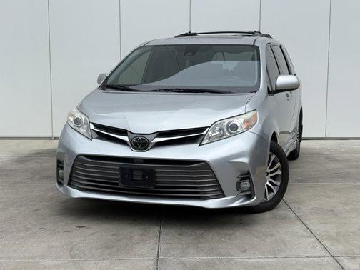 2020 Toyota Sienna XLE