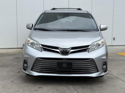 2020 Toyota Sienna XLE