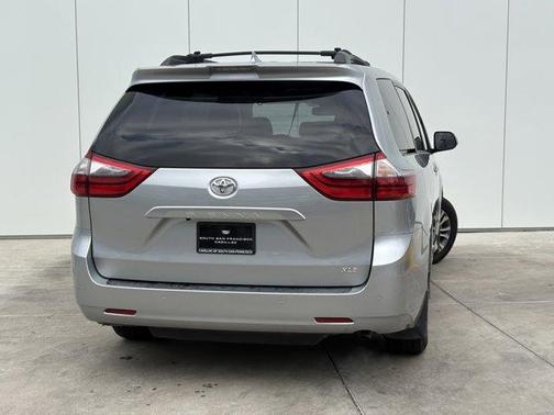 2020 Toyota Sienna XLE