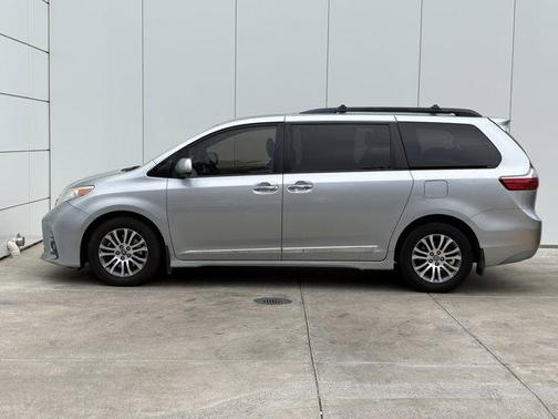 2020 Toyota Sienna XLE
