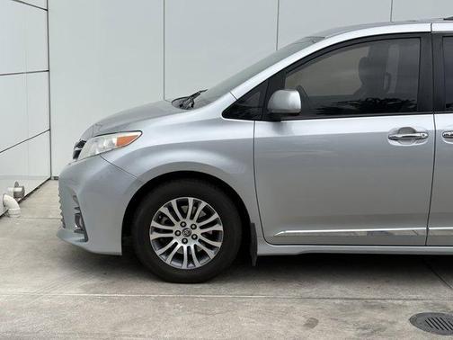 2020 Toyota Sienna XLE